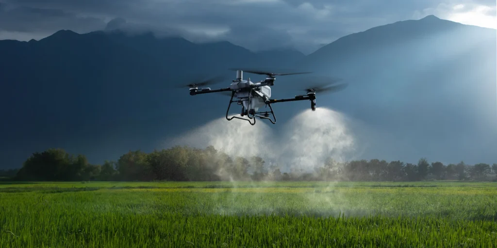 Dron agrícola DJI Agras para pulverización de cultivos comercializado por MB Maquinarias